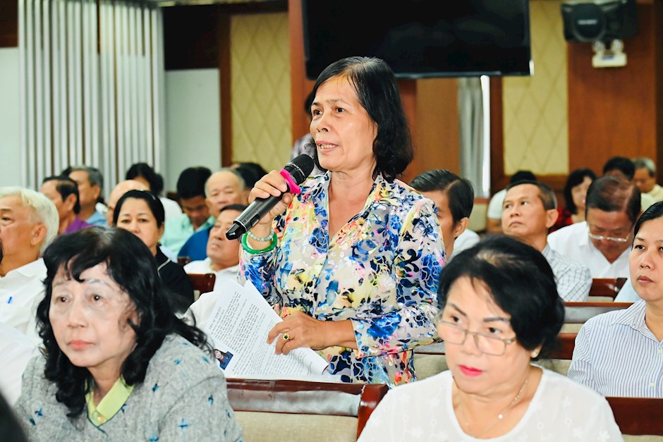 Cử tri phát biểu ý kiến tại hội nghị, chiều 9-3. Ảnh: VIỆT DŨNG