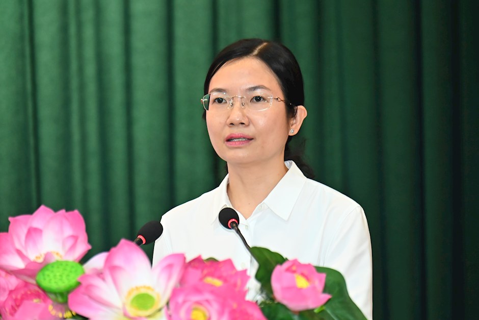 Chủ tịch UBND phường Bình Tiên Vương Thanh Liễu trình bày chương trình hành động. Ảnh: VIỆT DŨNG