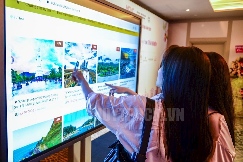 Du khách tìm hiểu thông tin du lịch trên website tại hội nghị. (Ảnh: Hữu Long)