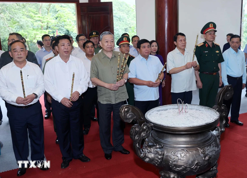 Chủ tịch nước Tô Lâm dâng hương tưởng niệm Đại tướng Võ Nguyên Giáp tại Khu Di tích Quốc gia đặc biệt rừng Trần Hưng Đạo. (Ảnh: TTXVN)