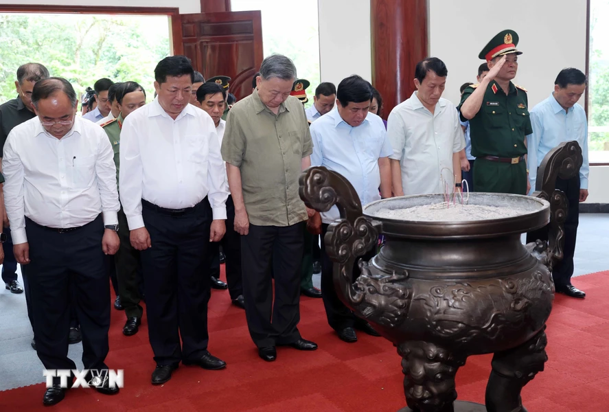 Chủ tịch nước Tô Lâm và các đại biểu tưởng niệm Đại tướng Võ Nguyên Giáp tại Khu Di tích Quốc gia đặc biệt rừng Trần Hưng Đạo. (Ảnh: TTXVN)
