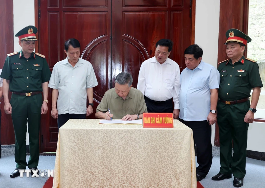 Chủ tịch nước Tô Lâm viết lưu bút tại Khu Di tích Quốc gia đặc biệt rừng Trần Hưng Đạo. (Ảnh: TTXVN)