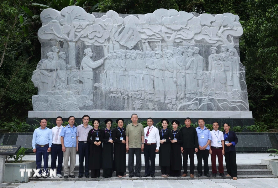 Chủ tịch nước Tô Lâm với đồng bào các dân tộc tỉnh Cao Bằng trước Bức phù điêu 34 chiến sỹ Đội Việt Nam Tuyên truyền giải phóng quân tại Khu Di tích Quốc gia đặc biệt rừng Trần Hưng Đạo. (Ảnh: TTXVN)
