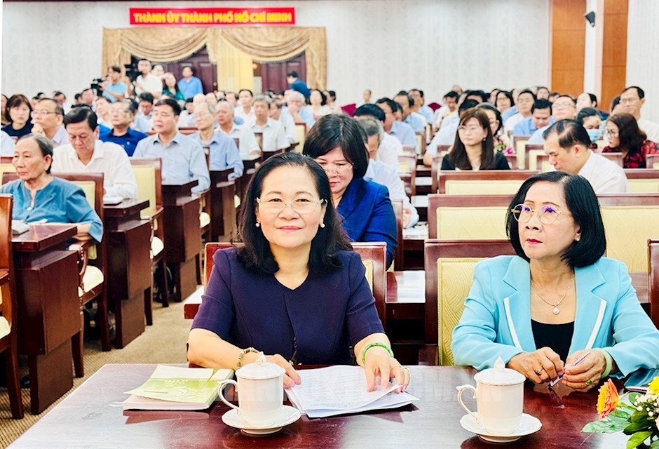 Đồng chí Nguyễn Thị Lệ và đồng chí Nguyễn Thị Thu Hà cùng các đại biểu tham dự hội nghị tại điểm cầu TPHCM.