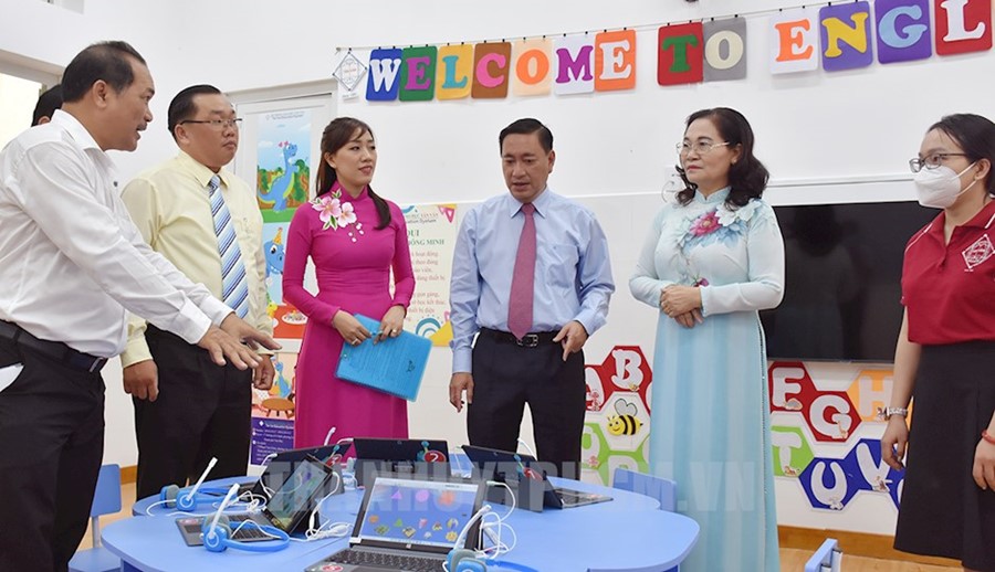 Đồng chí Nguyễn Thị Lệ tham quan Trường Mầm non Quận 3 (ảnh: Đan Như)