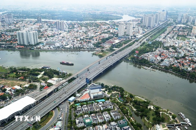 Thành phố Hồ Chí Minh mạnh dạn nâng mục tiêu thu ngân sách lên 'con số khổng lồ' 2 Việc nâng chỉ tiêu ngân sách không chỉ giúp hoàn thành mục tiêu ngân sách năm nay mà còn đảm bảo nguồn lực cho các chương trình phát triển cơ sở hạ tầng và an sinh xã hội của thành phố trong giai đoạn hiện nay. (Ảnh: TTXVN)