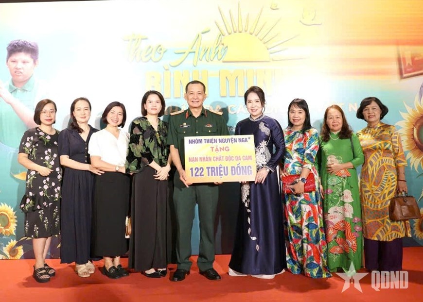 Nhóm Thiện nguyện Nga+ tặng nạn nhân chất độc da cam 122 triệu đồng, ngày 5/8/2025. (Ảnh: QDND.vn)