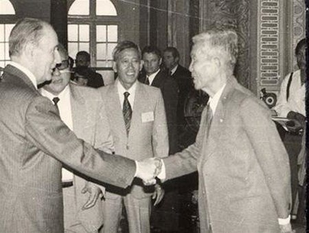 Tổng thống Pháp F. Mitterrand và GS. Trần Văn Giàu. (Nguồn: Gia đình đồng chí Trần Văn Giàu cung cấp)