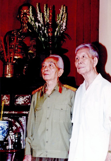 Giáo sư Trần Văn Giàu và Đại tướng Võ Nguyên Giáp. (Nguồn: Gia đình đồng chí Trần Văn Giàu cung cấp)