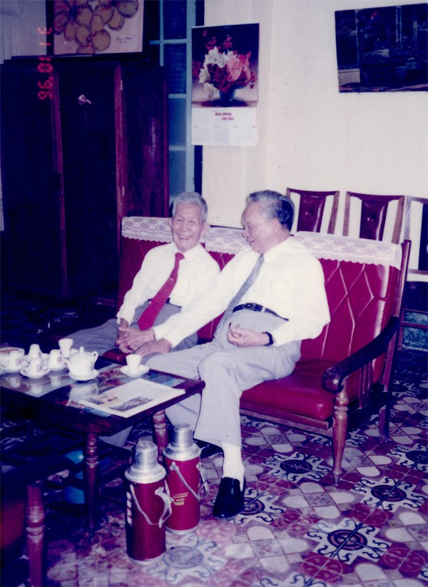 Giáo sư Trần Văn Giàu và Chủ tịch nước Lê Đức Anh tại Hà Nội, ngày 31/10/1996. (Nguồn: Gia đình đồng chí Trần Văn Giàu cung cấp)