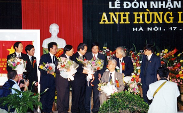 Giáo sư Trần Văn Giàu tại lễ đón nhận danh hiệu Anh hùng Lao động năm 2000. (Nguồn: Gia đình đồng chí Trần Văn Giàu cung cấp)