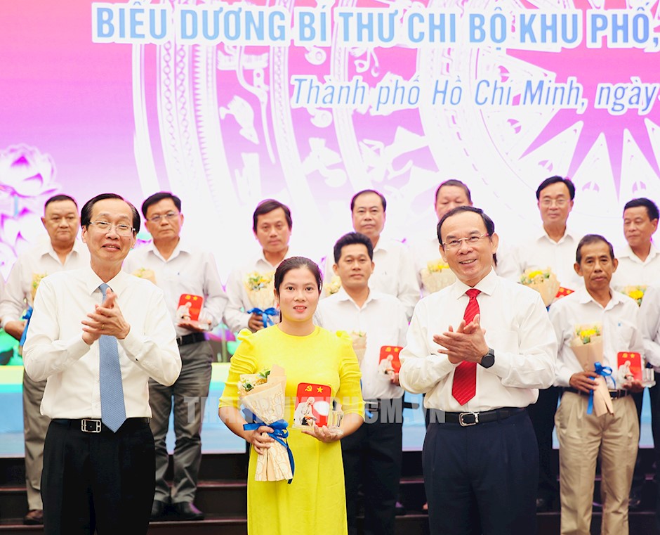 Đồng chí Nguyễn Văn Nên và đồng chí Lê Thanh Liêm tặng hoa và biểu trưng cho bí thư chi bộ khu phố, ấp tiêu biểu