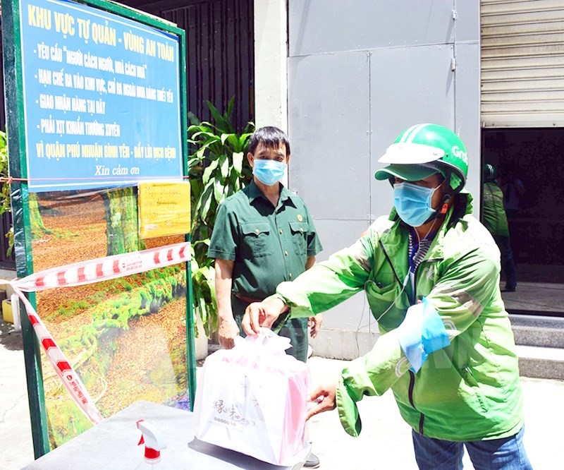 Cựu chiến binh Phường 9, quận Phú Nhuận, kiểm soát hoạt động giao, nhận hàng hóa tại chốt tự quản bảo vệ vùng an toàn. (Ảnh minh họa: QDND.vn)