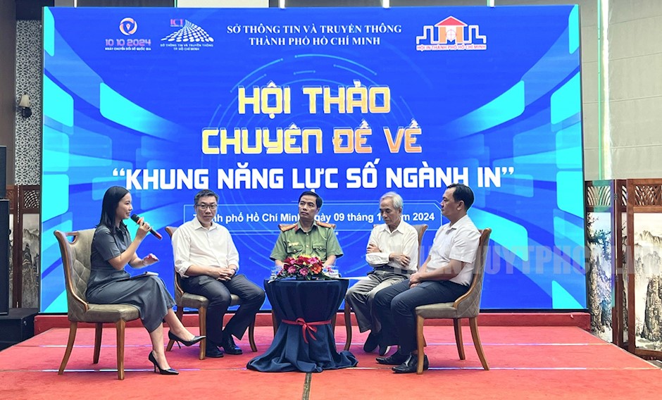 Các đại biểu trao đổi tại chương trình