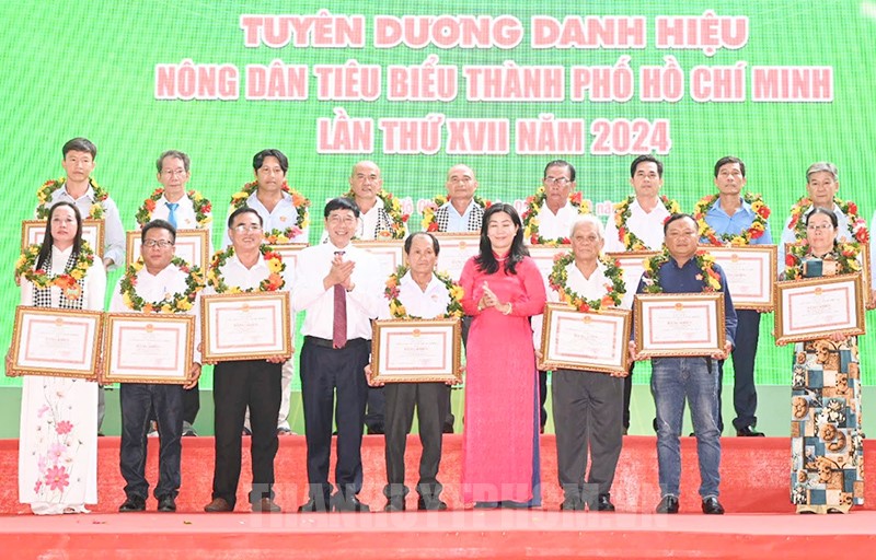 Tuyên dương danh hiệu nông dân tiêu biểu năm 2024. (Ảnh: Quốc Thanh)