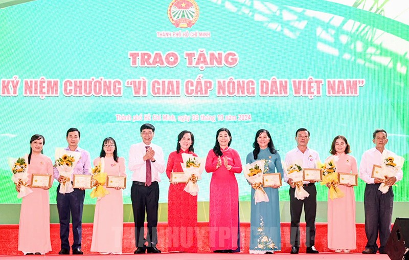 Trao Kỷ niệm chương cho các cá nhân. (Ảnh: Quốc Thanh)