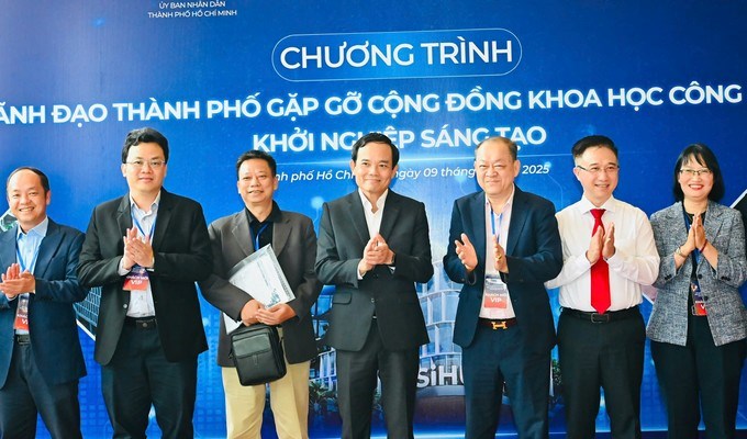 Bí thư Thành ủy TPHCM Trần Lưu Quang cùng các lãnh đạo thành phố dự buổi gặp gỡ cộng đồng khoa học công nghệ, khởi nghiệp đổi mới sáng tạo. (Ảnh: SGGP)