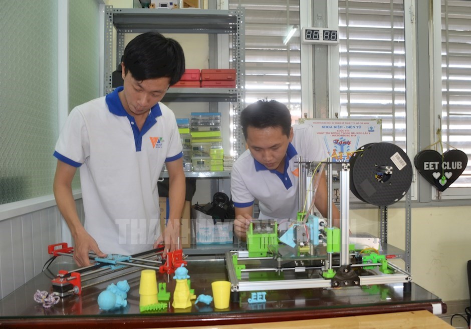 Sinh viên Trường Đại học Sài Gòn trong một giờ học trong phòng thí nghiệm. (ảnh: Đan Như)