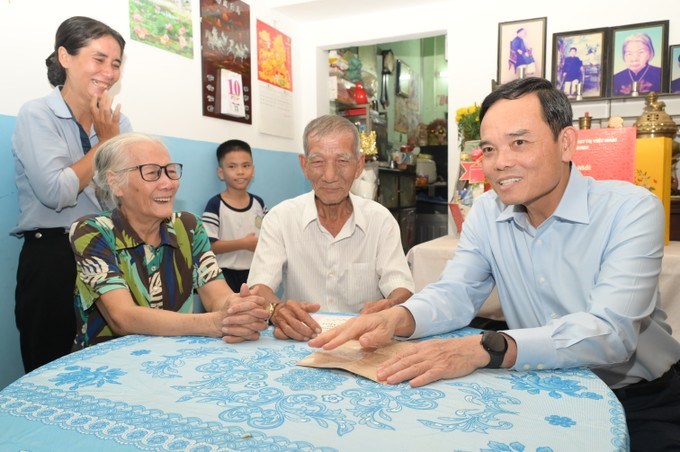 Bí thư Thành ủy TPHCM Trần Lưu Quang cùng đoàn công tác thăm gia đình ông Phan Văn Trị. Ảnh: VĂN MINH
