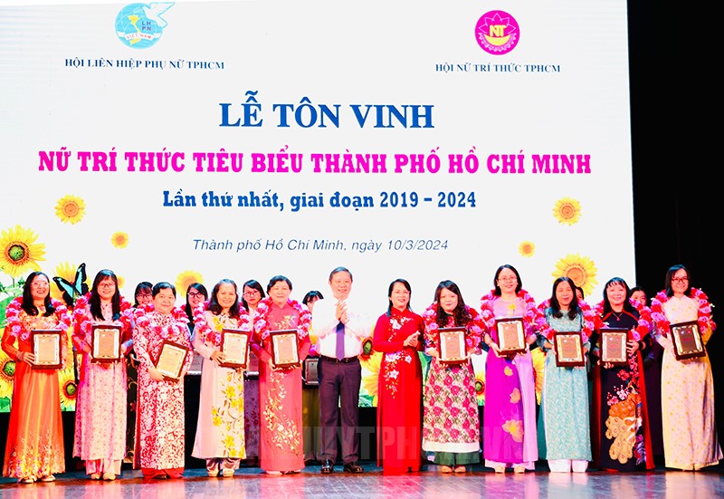 Đồng chí Trần Kim Yến và đồng chí Dương Anh Đức trao hoa và biểu trưng đến các nữ trí thức tiêu biểu tại lễ tôn vinh.