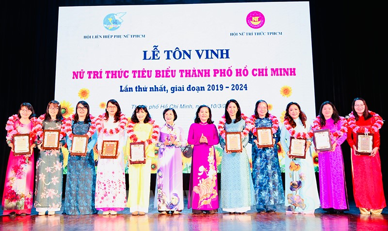 Đồng chí Nguyễn Thị Thu Hà và đồng chí Nguyễn Thị Lệ trao hoa và biểu trưng đến các nữ trí thức tiêu biểu tại lễ tôn vinh.