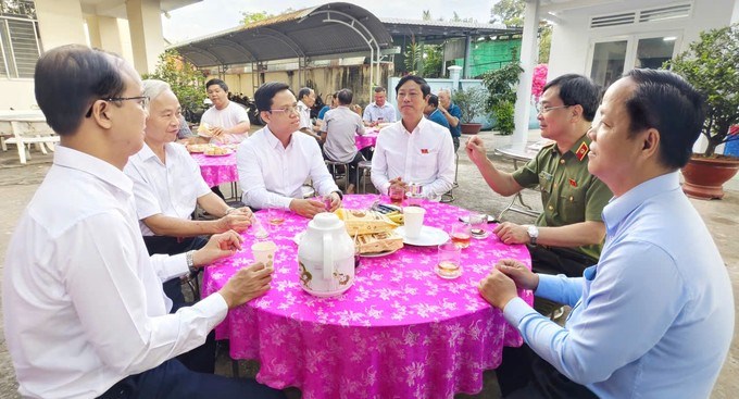 Ông Võ Văn Minh giải đáp, hướng dẫn cách xử lý từng vụ việc cụ thể lãnh đạo phường Chánh Hiệp và cử tri