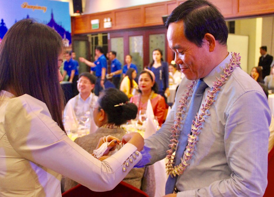 Nghi thức buộc chỉ cổ tay chúc mừng năm mới của Lào và Campuchia