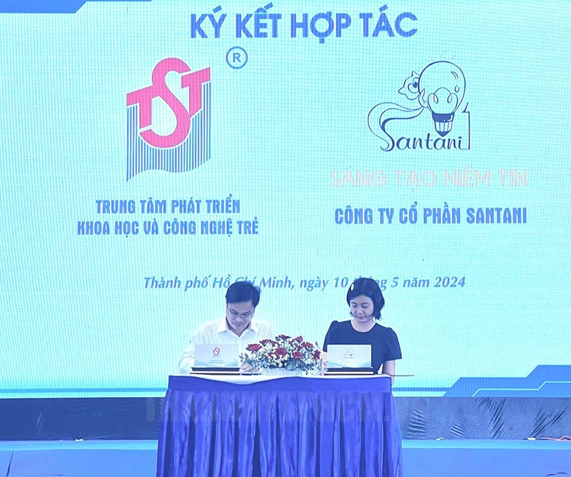 Giám đốc Trung tâm Khoa học và Công nghệ trẻ Đoàn Kim Thành cùng Giám đốc Công ty Cổ phần Santani Trần Ngọc Nguyệt Quế ký kết biên bản hợp tác chương trình “Khơi nguồn tri thức - lần thứ 3 năm 2024”