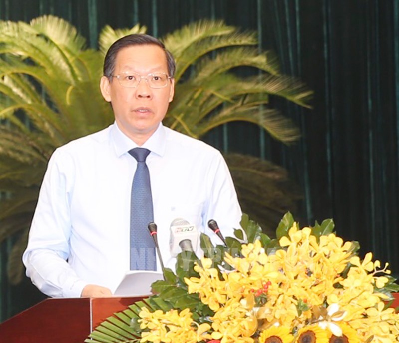 Đồng chí Phan Văn Mãi báo cáo tờ trình.