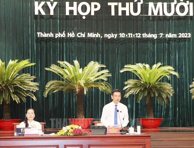 Đồng chí Nguyễn Văn Dũng điều hành tại kỳ họp.