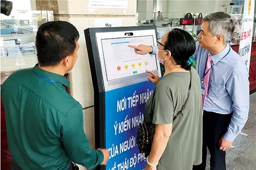 Giải quyết hồ sơ cho người dân tại UBND phường Bình Hưng Hòa A, quận Bình Tân. (Ảnh minh họa: sggp.org.vn)
