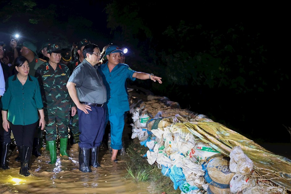 Ban Chỉ huy phòng thủ dân sự đã cùng lực lượng quân đội, công an và lực lượng xung kích tổ chức vận động, hỗ trợ người dân di chuyển đến vị trí an toàn; đồng thời, tập trung lực lượng hộ đê, ngăn nước lũ tràn qua mặt đê.