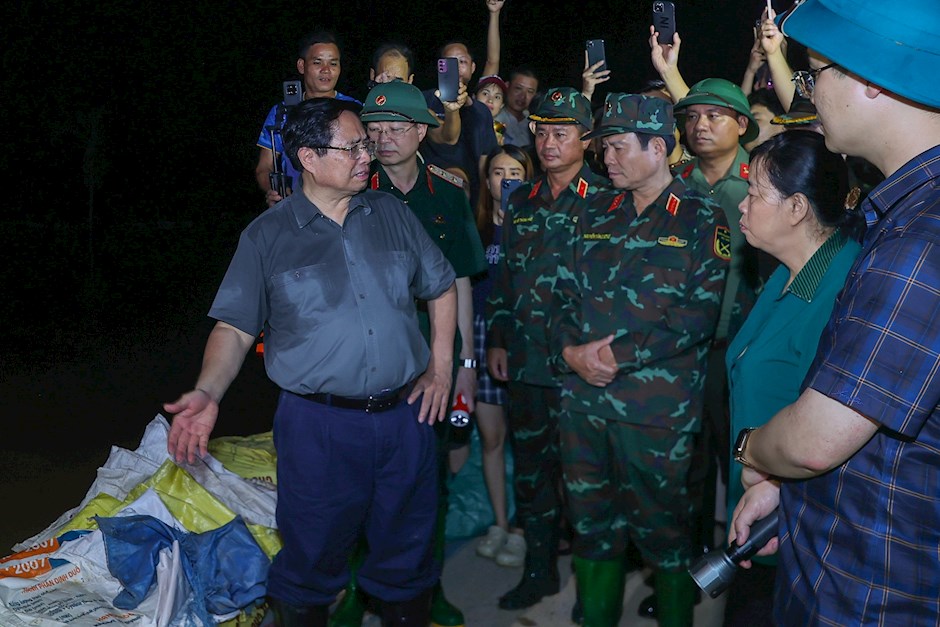 Thủ tướng nhấn mạnh, đây là những khu vực xung yếu, yêu cầu Hà Nội phối hợp với các bộ, ngành, đơn vị liên quan theo dõi chặt chẽ diễn biến nước lũ để có các phương án ứng phó phù hợp. (Ảnh: VGP)