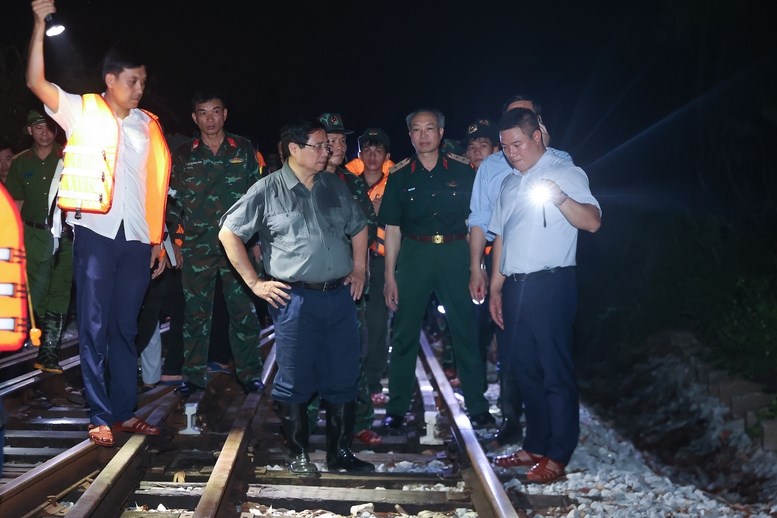 Thủ tướng yêu cầu các cơ quan theo dõi sát tình tình mưa và mực nước trên các sông để điều tiết nước trên các hồ đập linh hoạt, phù hợp, tránh gây vỡ đê ở hạ lưu, trong đó có việc xem xét đóng, mở vào thời điểm phù hợp các cửa xả của các hồ thủy điện ở thượng lưu. (Ảnh: VGP)