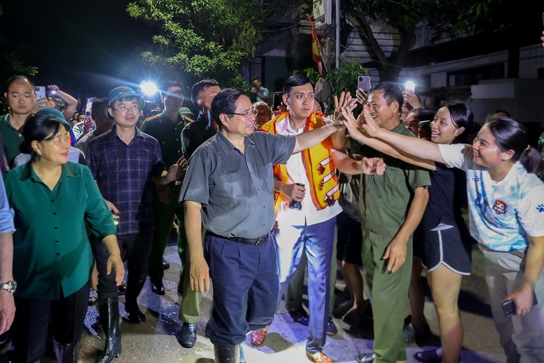 Thăm hỏi, động viên bà con nhân dân, Thủ tướng chia sẻ với những khó khăn, thiệt hại của bà con, mong bà con luôn đoàn kết, hỗ trợ lẫn nhau và nếu có lũ thì tuân thủ nghiêm hướng dẫn của các cơ quan chức năng, ưu tiên cứu trợ người già, trẻ nhỏ, phụ nữ có thai…(Ảnh: VGP)