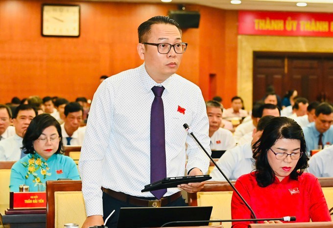 ĐB Nguyễn Đức Hiếu đặt câu hỏi. (Ảnh: SGGP)