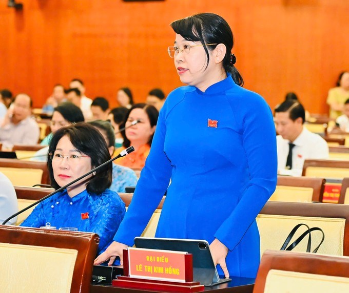 ĐB Lê Thị Kim Hồng chất vấn Giám đốc Sở Xây dựng. (Ảnh: SGGP)