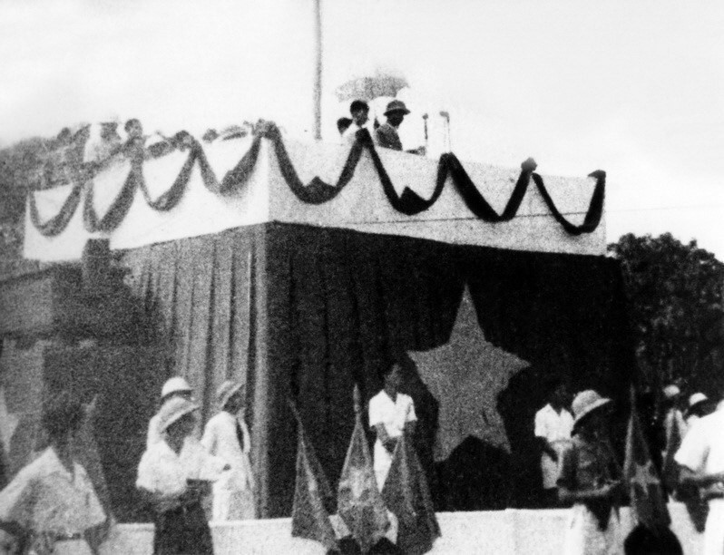 Ngày 2/9/1945, tại Quảng trường Ba Đình lịch sử, Chủ tịch Hồ Chí Minh đọc Tuyên ngôn Độc lập, khai sinh nước Việt Nam Dân chủ Cộng hòa. (Ảnh: Tư liệu TTXVN)