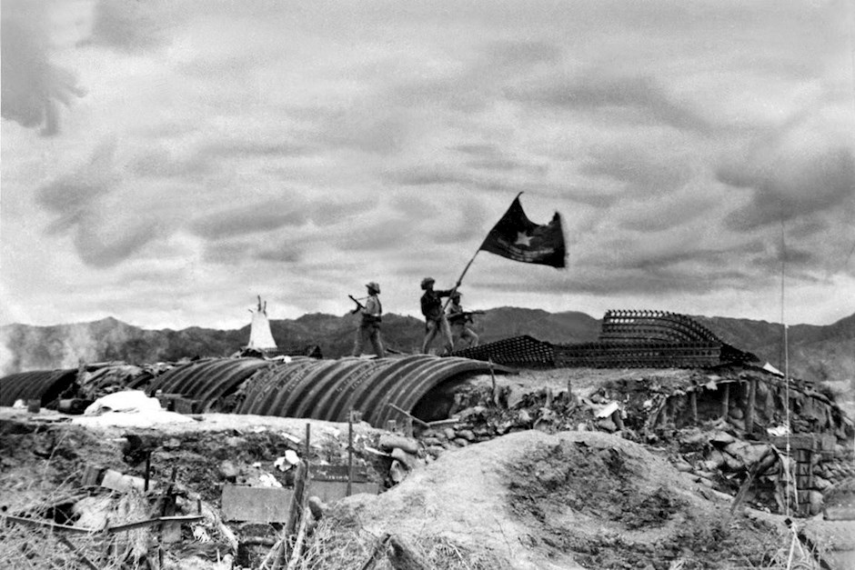 Chiều 7/5/1954, lá cờ Quyết chiến-Quyết thắng của quân đội ta tung bay trên nóc hầm tướng De Castries. Chiến dịch Điện Biên Phủ hoàn toàn thắng lợi. (Ảnh: TTXVN)