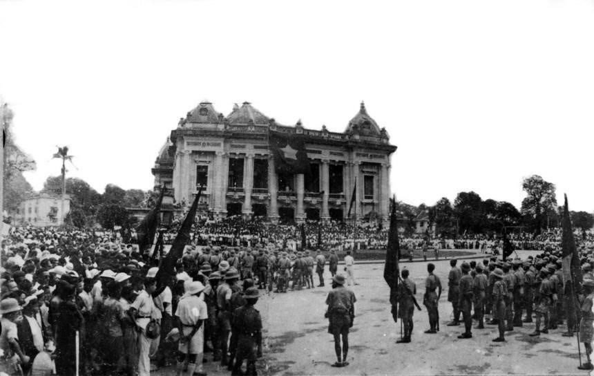 Ngày 19/8/1945, cả Thủ đô ngập tràn cờ đỏ sao vàng. Hàng chục vạn người dân ở Hà Nội và các tỉnh lân cận theo các ngả đường kéo về quảng trường Nhà hát lớn Hà Nội dự cuộc mít tinh lớn chưa từng có của quần chúng cách mạng, hưởng ứng cuộc Tổng khởi nghĩa giành chính quyền. (Ảnh: Tư liệu TTXVN)
