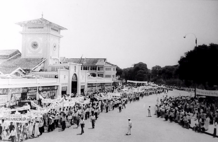 Nghị quyết 15 tháng 1/1959 của Trung ương Đảng đã quyết định phát động quần chúng nhân dân, trước hết ở nông thôn, dùng đấu tranh chính trị kết hợp với đấu tranh vũ trang, tiến hành khởi nghĩa vũ trang đập tan ách kìm kẹp của Mĩ-Diệm để giành quyền làm chủ. Trong ảnh: Nhân dân lao động Sài Gòn-Chợ Lớn biểu tình chống Mỹ. (Ảnh: Tư liệu TTXVN)