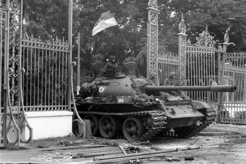 Xe tăng của Lữ đoàn 203, Sư đoàn 304, Quân đoàn 2 tiến vào Dinh Độc Lập, trưa 30/4/1975, đánh dấu Đại thắng mùa Xuân năm 1975, giải phóng hoàn toàn miền Nam, thống nhất đất nước. (Ảnh: TTXVN)
