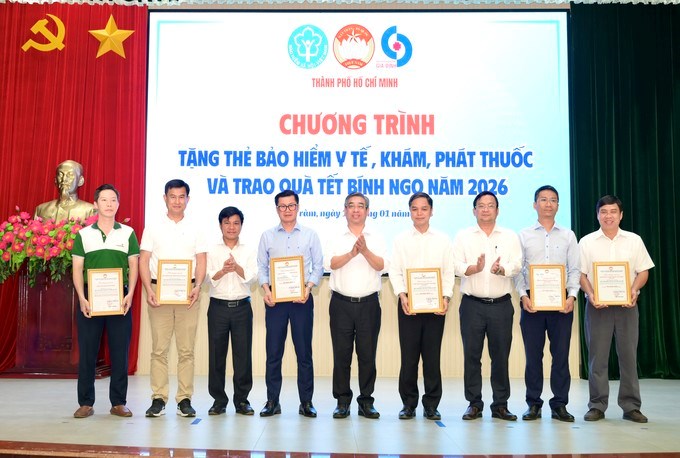 Đồng chí Nguyễn Phước Lộc trao thư cảm ơn các đơn vị đồng hành. (Ảnh: SGGP)