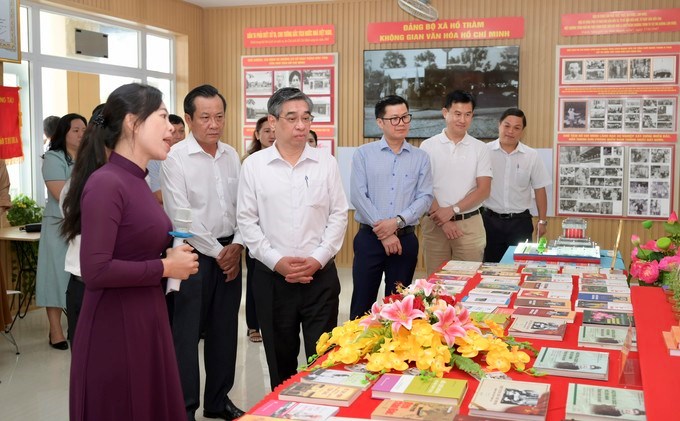 Đồng chí Nguyễn Phước Lộc nghe giới thiệu về Không gian văn hóa Hồ Chí Minh tại xã Hồ Tràm. (Ảnh: SGGP)