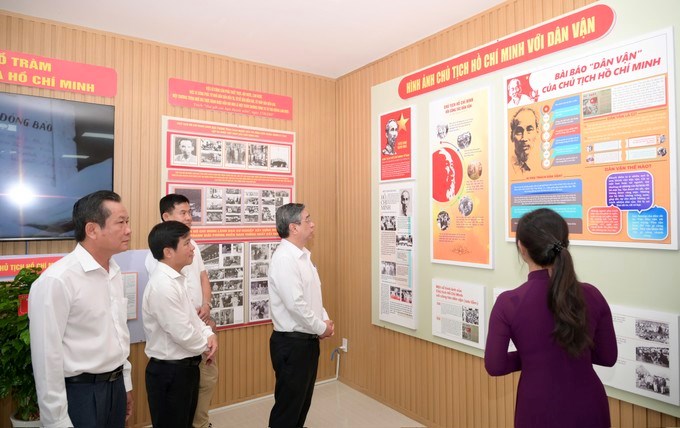 Đồng chí Nguyễn Phước Lộc nghe giới thiệu về Không gian văn hóa Hồ Chí Minh tại xã Hồ Tràm. (Ảnh: SGGP)