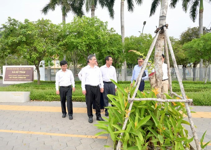 Đồng chí Nguyễn Phước Lộc thị sát tuyến đường cây xanh của xã khi thực hiện công trình "Thành phố muôn sắc hoa”, giai đoạn 2025-2030 của xã. (Ảnh: SGGP)