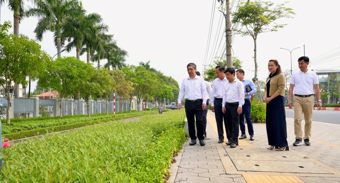 Đồng chí Nguyễn Phước Lộc thị sát tuyến đường trồng cây xanh của xã. (Ảnh: SGGP)