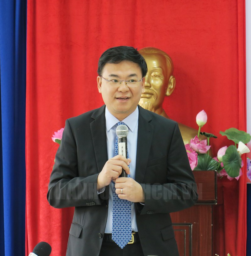 Thứ trưởng Bộ Ngoại giao, Chủ nhiệm Ủy ban Nhà nước về người Việt Nam ở nước ngoài Phạm Quang Hiệu phát biểu tại tọa đàm.