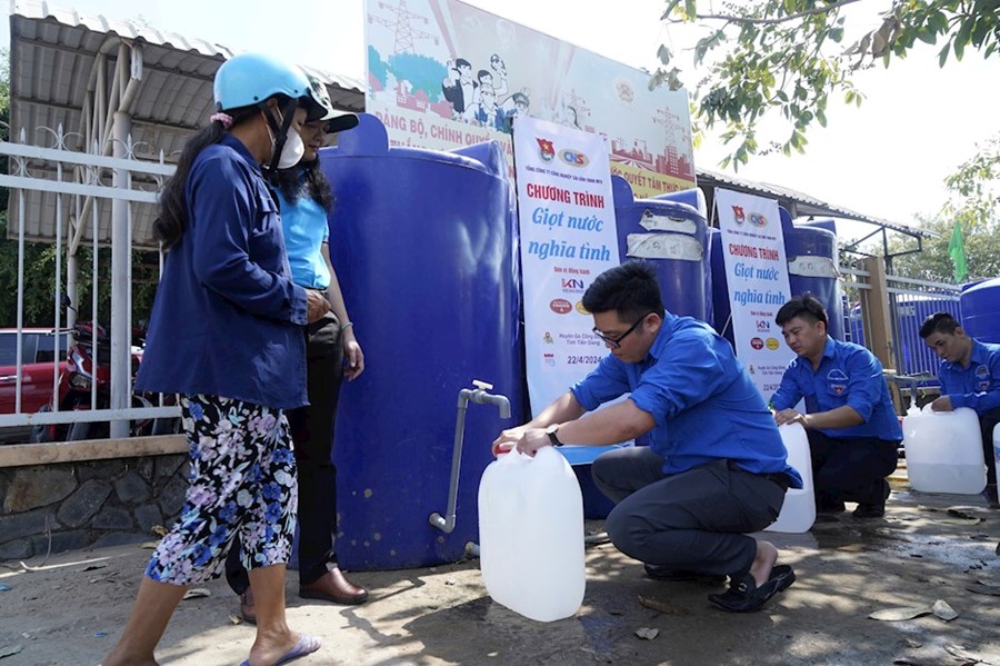 Đoàn viên Thanh niên Tổng Công ty Công nghiệp Sài Gòn tình nguyện tham gia hỗ trợ nước ngọt cho người dân tại huyện Gò Công Đông, tỉnh Tiền Giang - Ảnh: Gia Trần