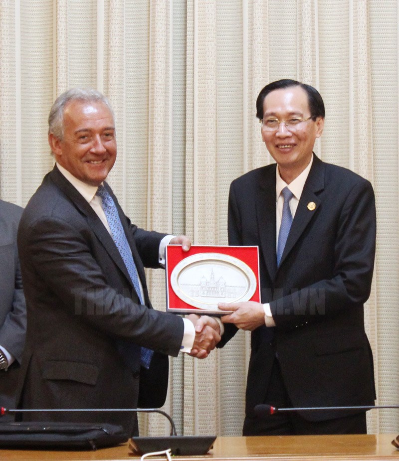 Phó Chủ tịch Thường trực UBND TPHCM Lê Thanh Liêm tặng quà lưu niệm cho Tổng Giám đốc toàn cầu Tập đoàn Savills - Anh Mark Ridley.